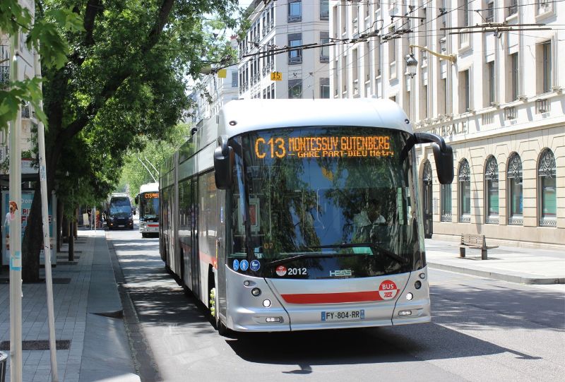 Für die neue BHNS- Linie sind gemäß Illustration auf den Broschüren Batterie-Trolleybusse vorgesehen, hier das 2021 gelieferte LighTram 2012 im Einsatz auf der Linie C13 am 16.06.22. Foto: J.Lehmann