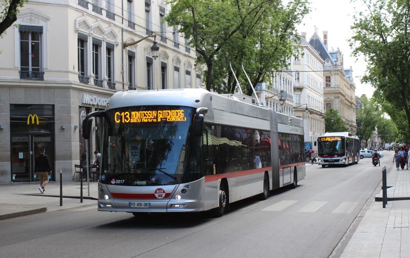LighTram 2017 im Einsatz auf Linie 13, dahinter folgt der MAN-Dieselbus 1533, der wegen der Störanfälligkeit der Cristalis auf der Linie C3 mit vier anderen Fahrzeugen aushilft. Foto: J. Lehmann, Mai 2022