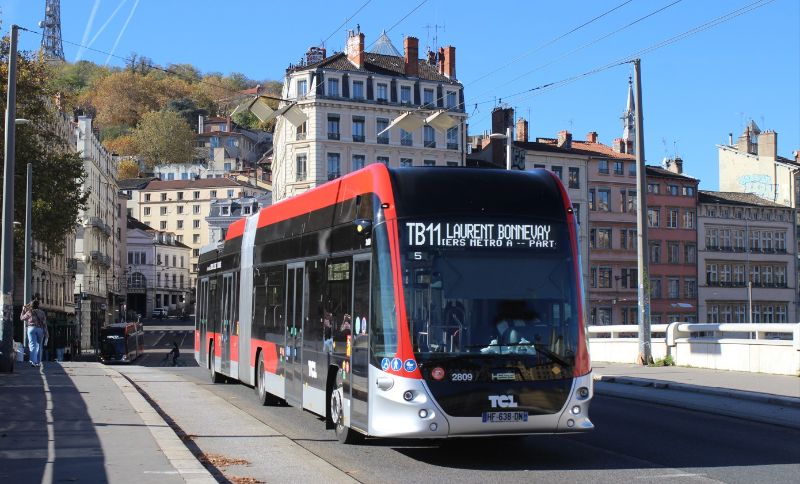 Am 4.11.2025 waren nur drei neue Hess LighTram im Netz zu beobachten, und zwar die Wagen 2809 und 2813 als Linie Tb11 und der Wagen 2807 als Fahrschulwagen, hier auf der Pont la Feuillée hinter Wagen 2809 im Hintergrund erkennbar. Foto: J.Lehmann