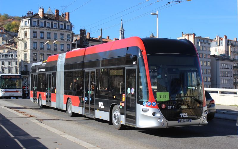 Mit einer provisorischen Beschilderung als Linie Tb11 war LighTram Nr.2813 am 4.11.2025 im Einsatz. Foto: J.Lehmann