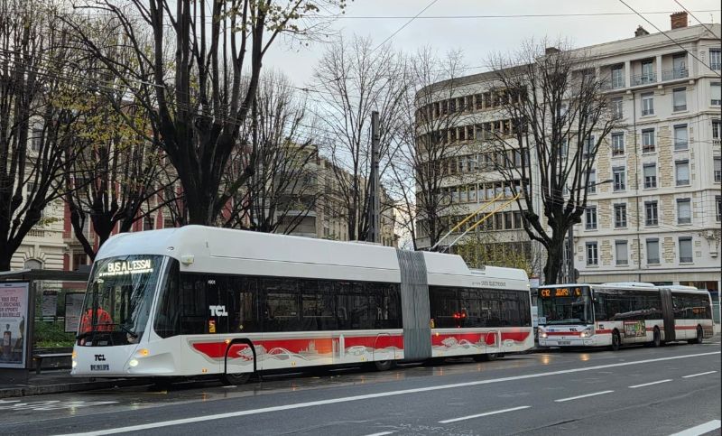 Das Vorläuferfahrzeug für die Linie Tb12 auf Testfahrt am Platz Jean Macé. Foto: Yves Agulles