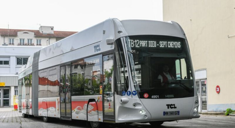 LighTram 4901 in Straßenbahn-Lackierung in weiß mit roter Stadtsilhouette im TCL-Busdepot in Les Pins. Foto: sytral-mobilites siehe: