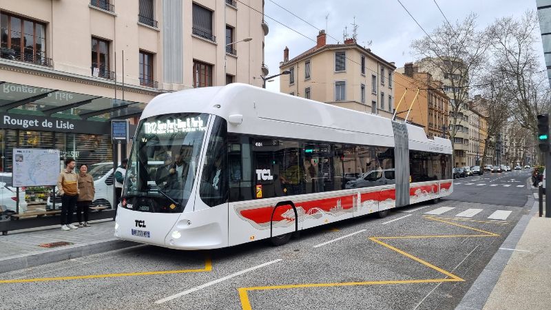 LighTram 4904 am ersten Einsatztag der Linie Tb12. Foto: Jorge