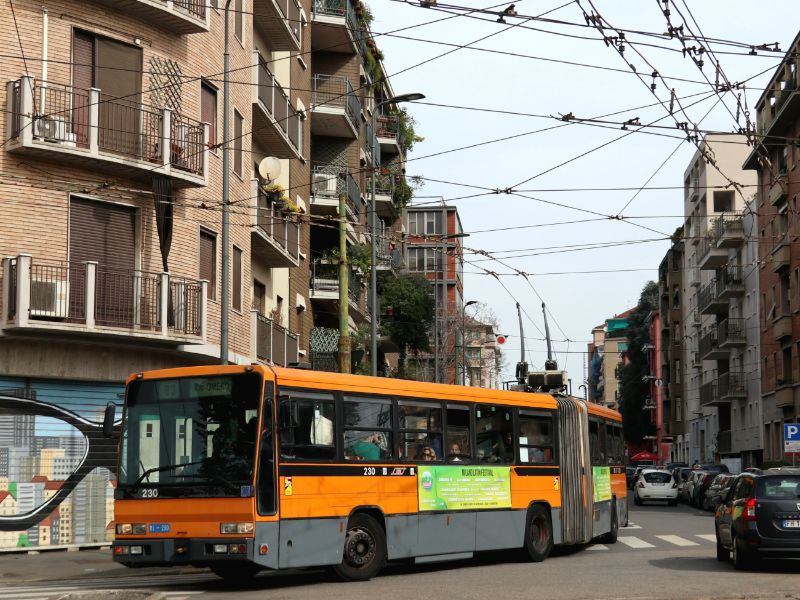 Bredabus 4001/ABB Nr. 230 biegt von der Via Carlo Valvassori Peroni in die Via Edoardo Bassini ein. Foto: Robert Tambovtsev, 7.4.2024
