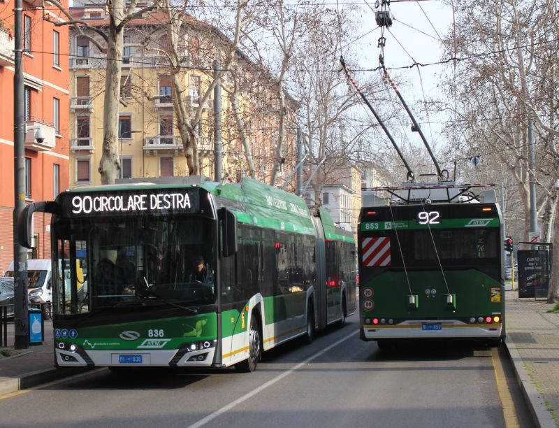 Solaris Trollino 836 begegnet seinem Schwesterfahrzeug 853 als Linie 90 und 92, Wagen 836 erhielt im Oktober 2023 und 853 im Februar die Zulassung für den Linienverkehr. Foto: J. Lehmann