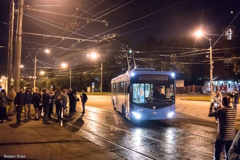 Um 3:14 Uhr in der nacht zum 25.08.2020 fuhr Trolleybus 8341 als letzter Kurs der Linie M4 in das Trolleybusdepot Nr.7 ein, und schloss damit vorerst die 87-jährige Geschichte des Moskauer Trolleybusbetrieb ab.  Foto: Andrej Jasnow