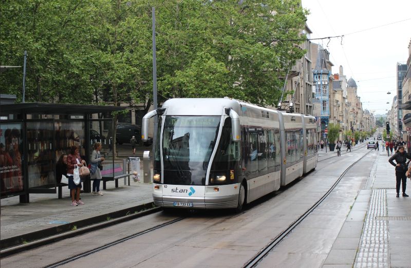Die Haltestellen, hier mit TVR-Wagen 10 müssen für den Betrieb mit Doppelgelenktrolleybussen neu angepasst werden, daher wird mit einer über einjährigen Umbauzeit gerechnet. Foto: J.Lehmann 23.5.2022