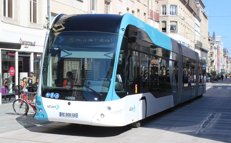 Die beiden LighTram der Jungfernfahrt trugen die Beschilderung „Ça roule en trolley!“, hier Wagen 12 in der nun oberleitungsfreien Fußgängerzone Rue Saint-Jean. Foto: J. Lehmann, 5.4.25