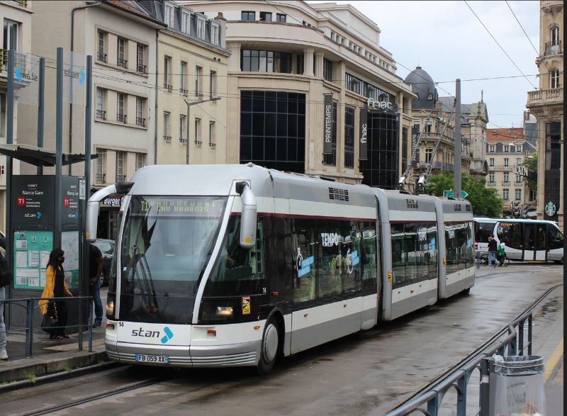Die über 20 Jahre alten spurgeführten Doppelgelenktrolleybusse sollen durch Hess lighTram® 25 DC ersetzt werden, hier Wagen 14 im Einsatz am 23.5.2022. Foto: J. Lehmann