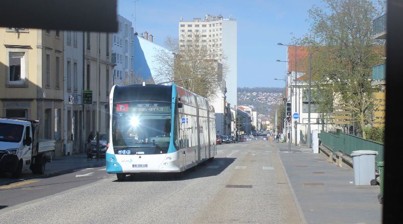 Wagen 3 auf der Av. du Général Leclerc, die nun auch oberleitungsfrei ist. Foto: J. Lehmann, 5.4.2025