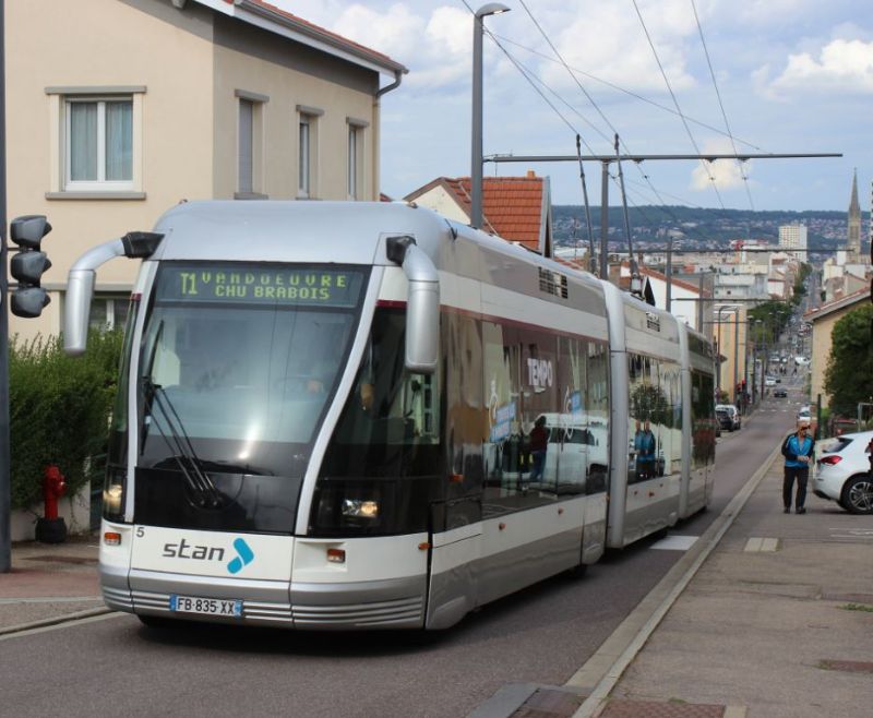 Als reine Trolleybusse sind die Doppelgelenkwagen in Nancy auf rund 3 km gerader Strecke unterwegs, sie werden aufgrund ihrer Spurführung als „Tram“ vermarktet. Eine Umrüstung auf Straßenbahnbetrieb ist für die nächsten Jahre nach 20-jähriger Betriebszeit des Systems vorgesehen.