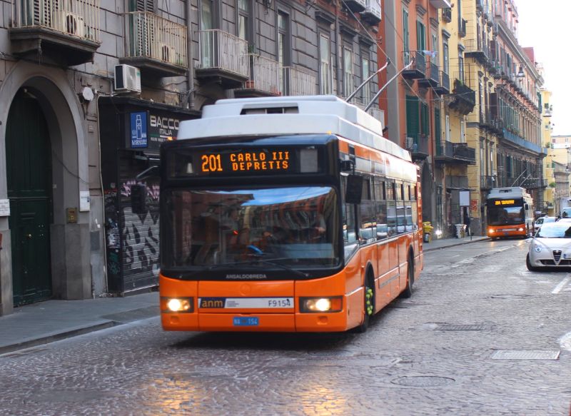 Bei der Anzahl der Trolleybusse in den EU-Ländern wurde für Neapel die Anzahl von 65 Trolleybussen der Webseite der AMN übernommen, tatsächlich kommen aber nur rund 20 Einheiten zum Einsatz auf den 4 Linien, hier Wagen 9154 als Linie 201. Foto: J.Lehmann, 19.3.2024