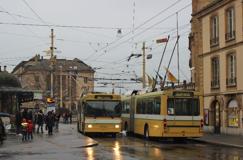 Die NAW/Hess/ABB-Gelenktrolleybusse 101-121 gingen zwischen dem 03.05.1991 und dem 04.12.1991 in Betrieb, hier Wagen 114 und 119 im Stadtzentrum am 17.01.2020. Foto: J. Lehmann