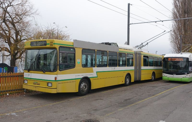 Für einen eventuell erforderlichen Einsatz steht Wagen 117 (dahinter: Wagen 115, 114 und 109) im Depot am Quai Philippe-Godet bereit. Foto: J. Lehmann, 19.12.2023