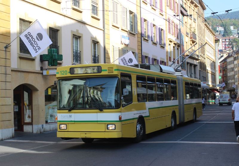 An allen Tagen außer samstags wird weiterhin die Fußgängerzone Rue du Seyon von den Trolleybussen der Linie 101 befahren, hier steuert der über 30-jährige Wagen 120 piepsend die Haltestelle Place Pury an. Foto: J. Lehmann, 23.08.2023