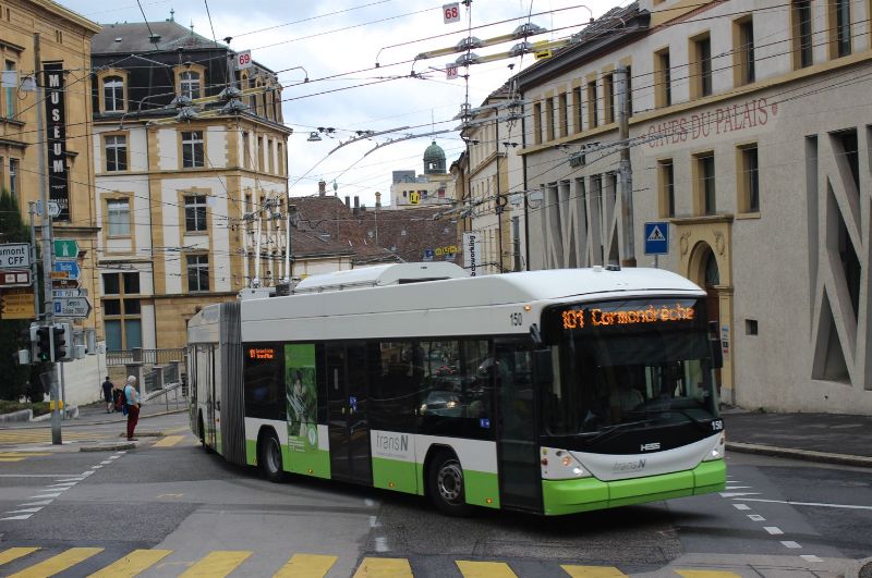 Seit April 2023 kann die Linie 101 elektrisch von der Rue des Terreaux in die Rue des Bercles einbiegen, hier Wagen 150 am Samstag, 26.8.23. Foto: J.Lehmann