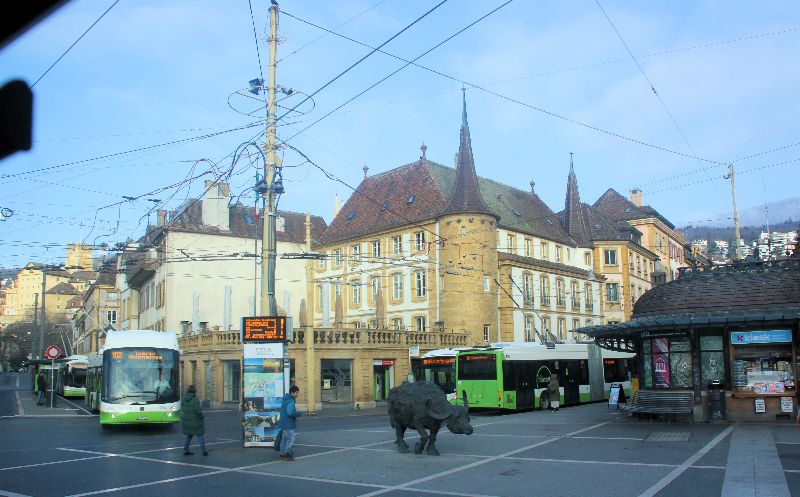 Einer der jüngsten LighTram ist Wagen 174, hier im Einsatz auf der Linie 102, rechts zwei Hess SwissTrolleys von 2010 (Nr.138 und 146) als Linie 101. Foto: Dave Chick