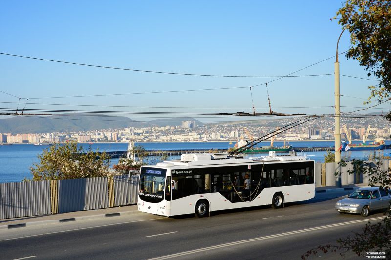 Trolleybus 3 im Einsatz auf der Linie 10 vor der Bucht des Schwarzen Meeres, die das Stadtgebiet umschließt. Foto: Igor Bukatin