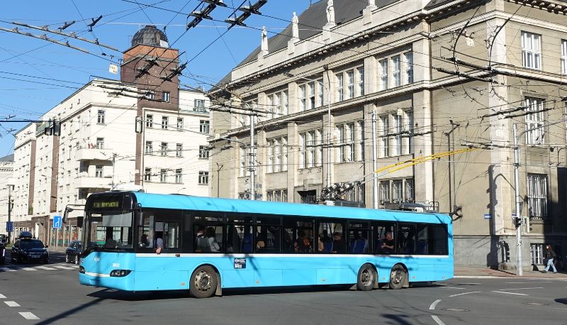 Wagen 3602 erhielt nach Neutralisierung einer weißen Ganzreklame im Jahr 2018 eine Lackierung in den neuen Farben, hier als Linie 101 am 16.05.2024. Foto: J. Lehmann
