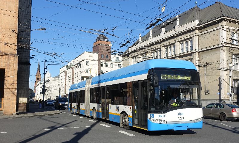Bereits Ende Mai 2024 absolvierte der erste Solaris-Gelenkwagen (mit Cegelec-Ausrüstung) des Baujahrs 2006 seinen letzten Einsatz, hier zehn Tage zuvor als Linie 104 im Einsatz. Foto: J. Lehmann, 16.05.2024