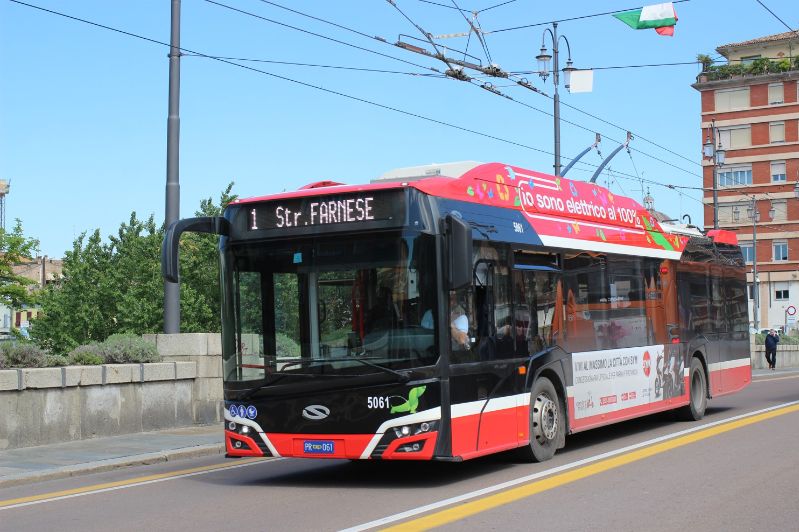 Acht Kurse werden auf der Linie 1 benötigt, auf den Linien 3 und 4 kommen 9 Trolleybusse zum Einsatz, demnächst stehen hierfür 18 neue Solaris Trollino zur Verfügung, hier Wagen 5061 auf dem Weg zur strada Farnese. Foto: J. Lehmann, 24.04.2023