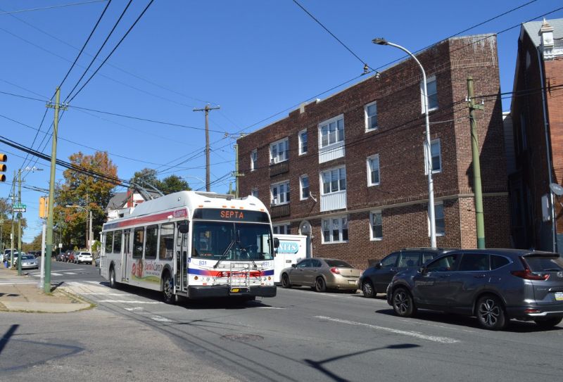 New Flyer/Kiepe 820 auf dem Rückweg der 1950 umgestellten Trolleybuslinie 59 zum Arrott Transportation Center auf der Oxford Avenue am 13.Oktober 2023. Foto: Thomas Douce