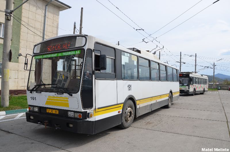 Trolleybusse 161 und 156 im Depot am 23. April 2019, der 1978 gebaute Berliet-Trolleybus behielt seine ursprüngliche Front. Foto: Matei Melinte, Initiator der #SalvămTroleibuzul - Kampagne