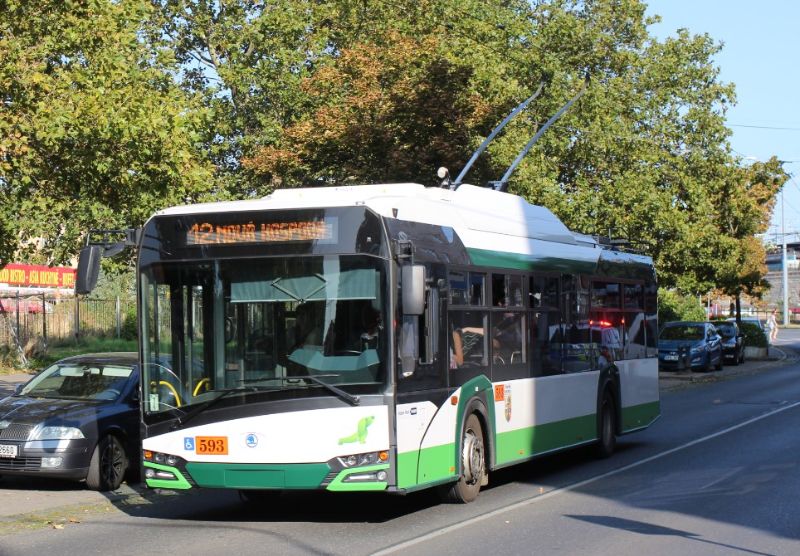 Aus der letzten Serie von 6 Einheiten stammt der Batterie-Trolleybus 593, hier am 17.9.2020 im Einsatz auf der Linie 12. Foto: J. Lehmann