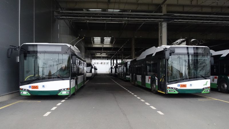 Zum Einsatz auf der Linie 9 sind die 18 Batterie-Tbusse 591-600 und 605-612 vorgesehen, die zwischen 2019 und 2024 beschafft wurden; hier Wagen 595 und 596 in der Wagenhalle der PMDP am 24.10.2024. Foto: J. Lehmann