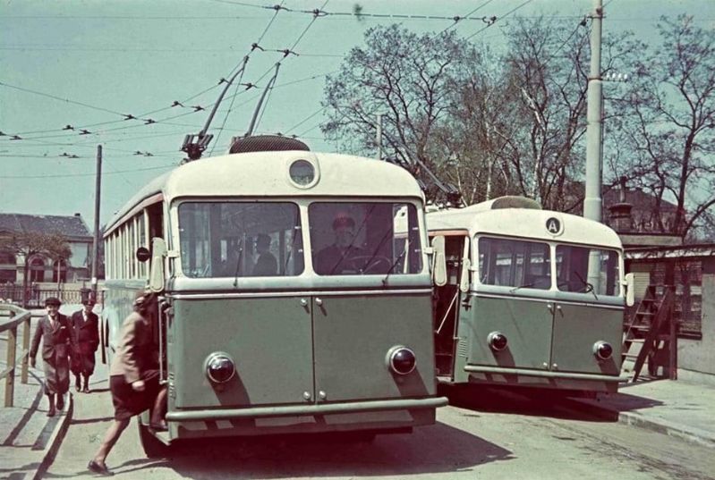 Zwei Skoda 3Tr am Startpunkt der beiden Linien am Městské lázně. Foto: Muzeum dopravy ve Strašicích, siehe: http://skodabusklub.cz/