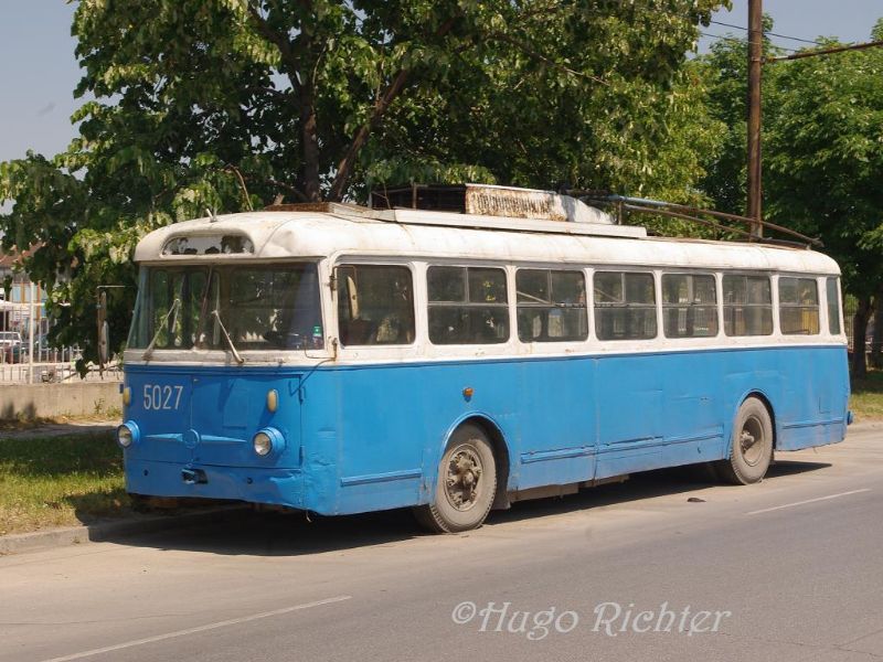 Der nun vom Schrottplatz geborgene und zur Aufarbeitung vorgesehene Skoda 9Tr als Fahrschulwagen 5027 in Plovdiv am 26.05.2010. Aufnahme: Hugo Richter aus: