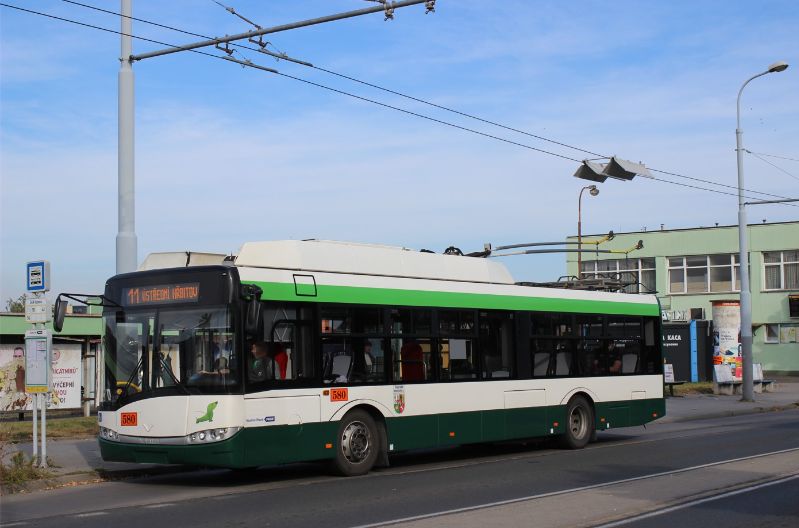 Nach Rückkehr einer Linienfahrt im Batteriemodus drahtet der Skoda 27Tr Nr.590 an der Haltestelle "CAN Husova" ein. Foto: J. Lehmann, 3.10.2021