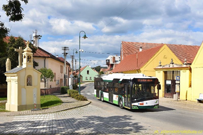 Am ersten Betriebstag der verlängerten Linie 11 war der jüngste Skoda 26Tr Nr.596 im Einsatz auf der Linie 11, hier auf der Durchfahrt durch den idyllischen Vorort Radčice. Foto: Zdenek Kresa, 1.9.2021
