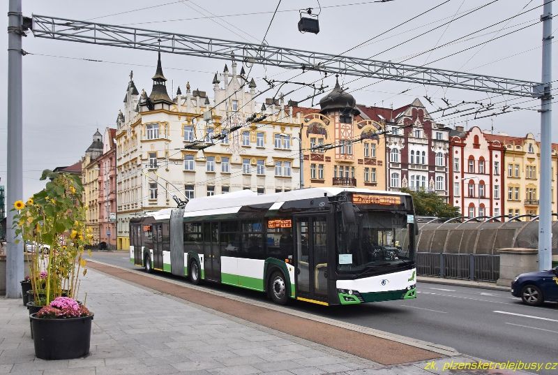 Einer der neuen Gelenkwagen bei einer Probefahrt auf der Brücke Ivana Magora Jirouse. Foto: Zdenek Kresa, 8.10.2021