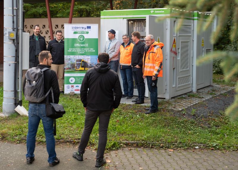 Am 2.10.2020 fand ein Pressetermin zur Vorstellung des Batteriepuffer-Unterwerks an der Endhaltestelle Sídliště Bory statt. Foto: PMDP, siehe: