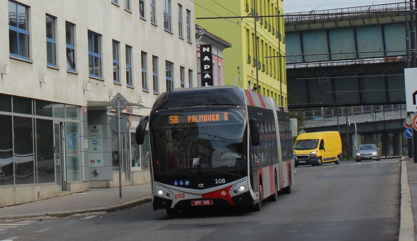 Ab dem 1.2.24 verkehrt die Trolleybuslinie 58 anstelle der Buslinie 140, hier mit dem SOR/Cegelec 108 am ersten Betriebstag.  Foto: Martin Bláha