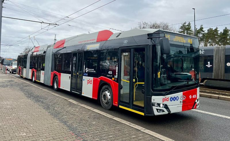 Als dritter Doppelgelenkwagen konnte Mitte Januar Wagen 405 geliefert werden, hier auf der ersten Probefahrt. Foto: DPP Dominika Brabcova, siehe: