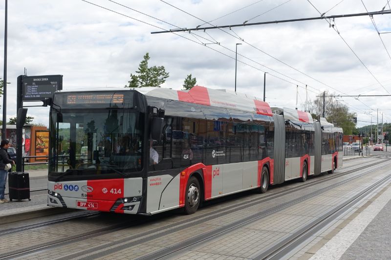 Prag 414 als Linie 59 an der Haltestelle Divoká Šárka, die auch von der Linie 191 (künftige Linie 56) angefahren wird. Foto: J.Lehmann, 19.05.2024
