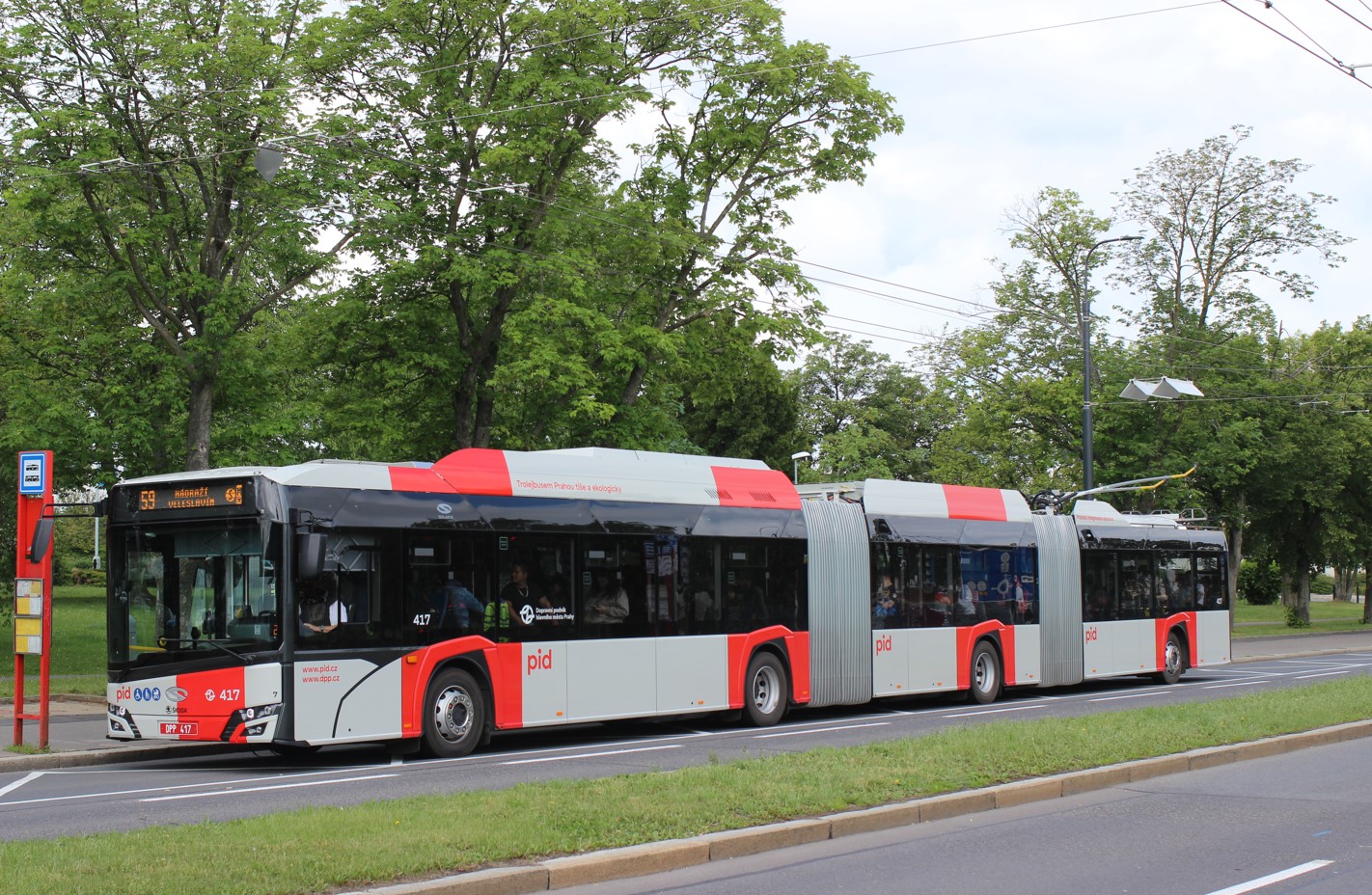 Gemäß jüngsten Planungen sollen die Doppelgelenktrolleybusse wie hier Wagen 417 an Wochenenden auch auf der Linie zum Zoo eingesetzt werden. Foto: J.Lehmann, 19.5.24