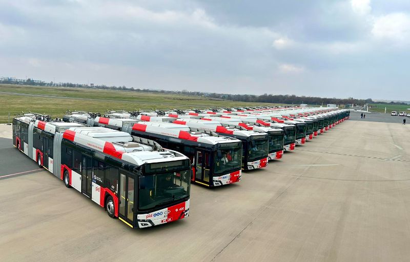 Präsentation der 20 Doppelgelenk-Trolleybusse auf dem Flughafengelände am Vormittag. Foto: Pražská integrovaná doprava
