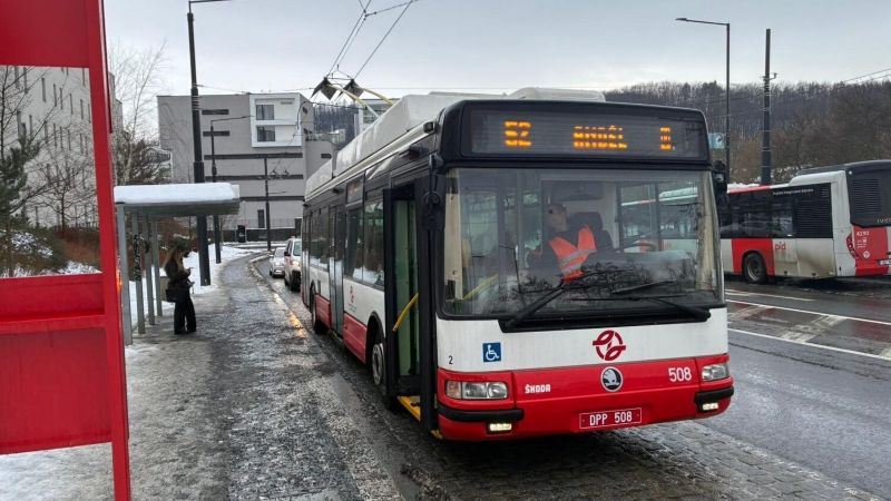 Škoda 24 Tr Nr. 508 drahtet an der Haltestelle U Waltrovky ein. Quelle: Stadtbezirk Prag 5, siehe: