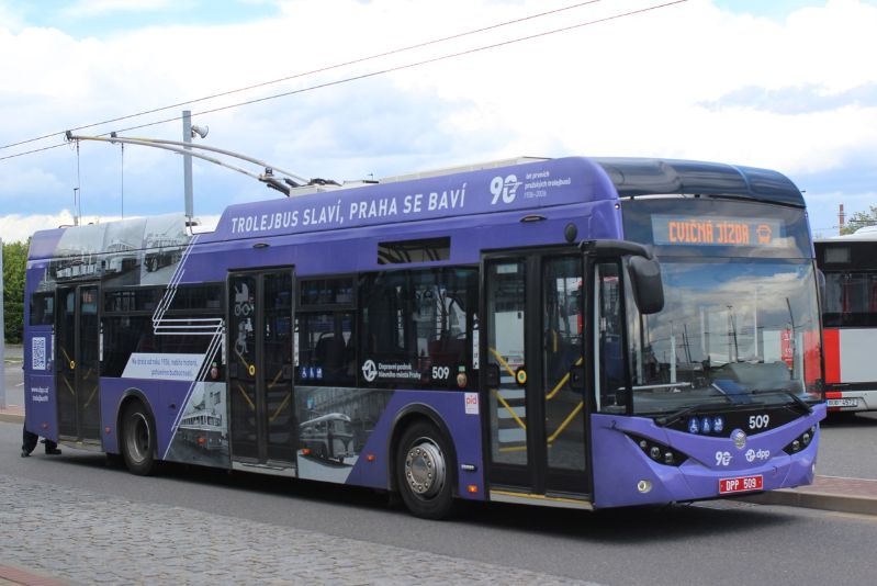 Neben zwei Autobussen erhielt der Trolleybus 509, der in der Regel nur für Schulungs- und technische Fahrten zum Einsatz kommt, eine Vollwerbung für das 90-jährige Trolleybusjubiläum. Foto: J. Lehmann, 11.05.2026
