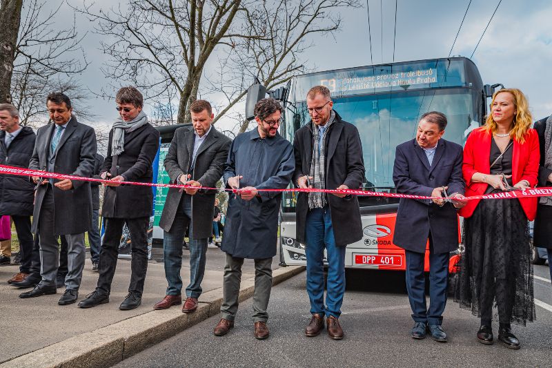 An der Haltestelle Terminal 3 folgte wenig später mit dem Durchschnitt eines Bandes die Freigabe des Linienverkehrs. Foto: Pražská integrovaná doprava