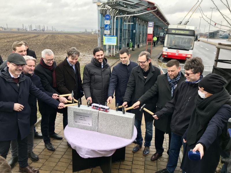 Der Baubeginn für die neue Trolleybuslinie 58 wurde mit einer offiziellen Grundsteinlegung am 10.1.2022 gefeiert. Foto: DPP, siehe: