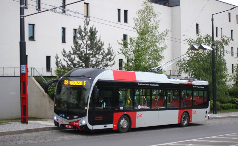 Seit dem 1.4.2026 verkehrt die neue Tbus-Linie 52 im Vorlaufbetrieb mit einem Trolleybus, hier drahtet der SOR/Skoda 512 an der Endhaltestelle U Waltrovky ein. Foto: J. Lehmann, 11.05.2026