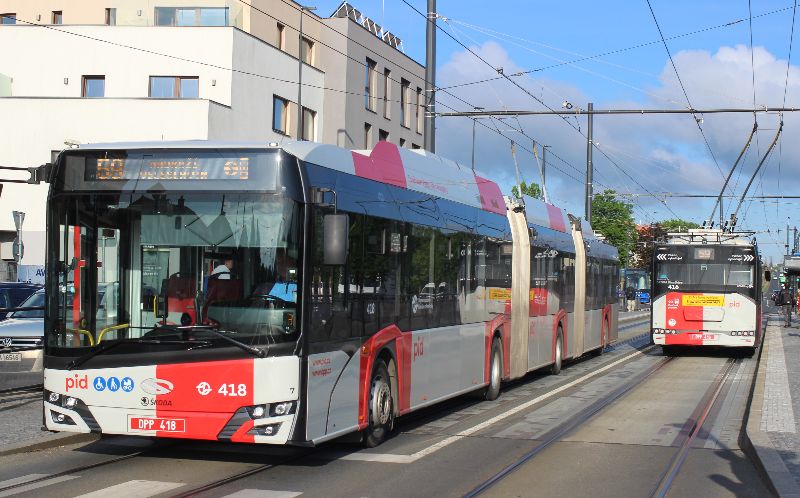 Die Umstellung der rund 8,5 km langen Linie 59 von der Haltestelle Veleslavín der Metrolinie A bis zum Flughafen ist ein großer Erfolg, hier begegnen sich die DGT 418 und 417 an der gemeinsamen Haltestelle Divoká Šárka mit den Straßenbahnlinien 20 und 26. Foto: J. Lehmann, 12.05.2026