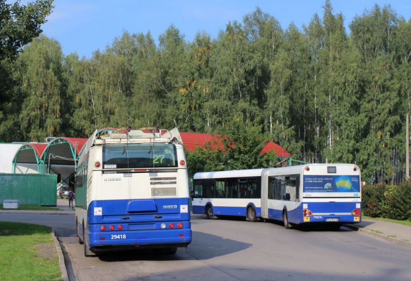 Bis zur Endhaltestelle Ziepniekkalns verkehrt die Linie 27 mit Dieselaggregat, hier befindet sich auch die Endhaltestelle der Autobuslinie 40, die nun von Trolleybussen als Linie 4 bedient wird. Foto: J. Lehmann, 11.09.2014