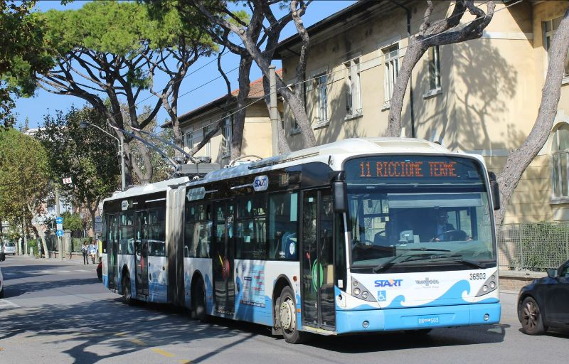 Stark reduziert und mit einer nicht merkbaren Frequenz versehen wird die Linie 11 seit dem Fahrplanwechsel im September 2022 bedient, hier ist VanHool 36503 nach Riccione unterwegs. Foto: J. Lehmann, 15.10.22