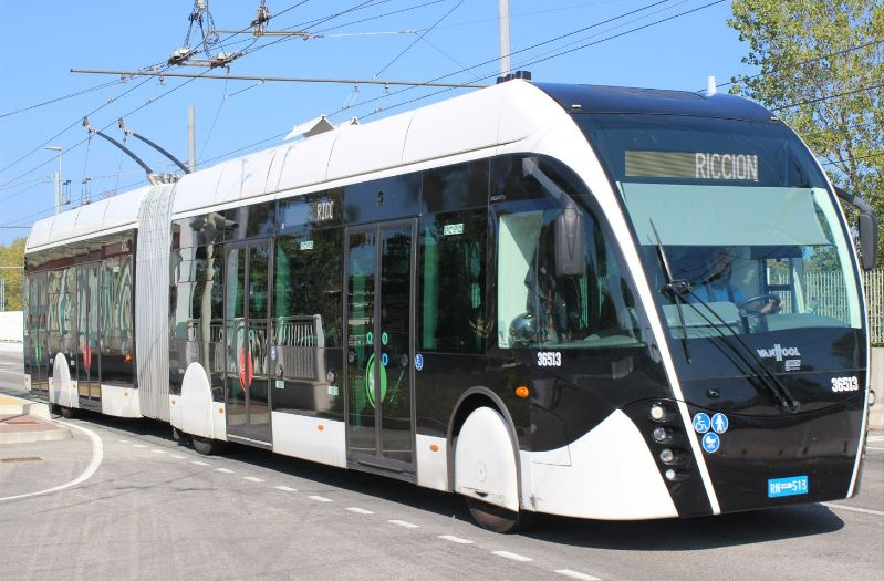 Fünf der neun ExquiCity für die Metromare behielten ihre weße Grundlackierung wie hier bei Wagen 36513 zu sehen. Foto: J. Lehmann, 15.10.22