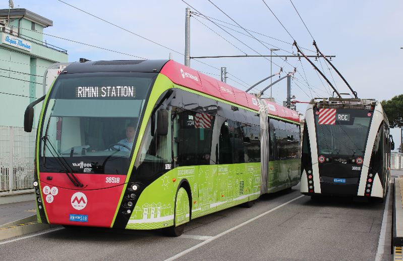 Während vier der neun ExquiCity wie hier Wagen 36516 in weiß blieben, erhielten vier Wagen wie hier Nr.36518 eine Eigenwerbung für den elektrischen Betrieb der Metromare. Foto: J. Lehmann, 23.4.23